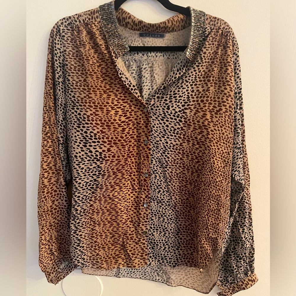 Velvet by Graham & Spencer silk animal print beaded collar long sleeve m button